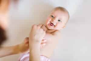 massaggio pancia di un bambino per alleviare le coliche