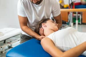 massaggio per sciogliere le contratture sul collo