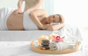 massaggio su donna in gravidanza per la cellulite