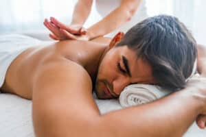 Il massaggio del trapezio aiuta ad alleviare la tensione cervicale