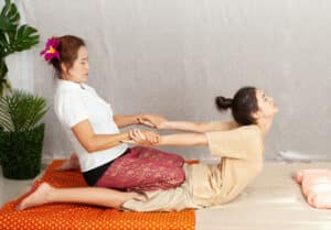 stiramento in un massaggio thailandese
